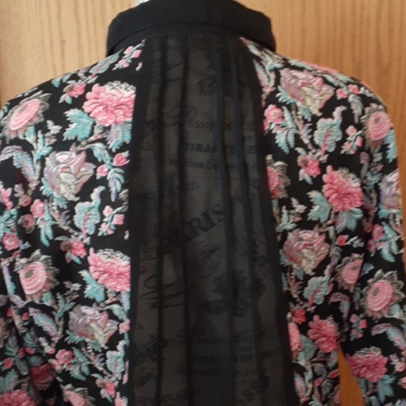 Flowered Blouse - Picture 3 of 4